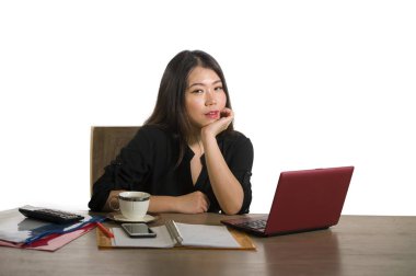 Genç güzel ve mutlu başarılı Asya emin iş başarı ve girişimci kadın yaşam kurumsal poz gülümseyen ofis bilgisayar masası, çalışma iş kadını rahat Korece