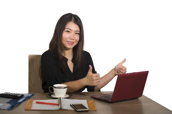 若い美しい 幸せな成功したアジア中国ビジネス女性が働いてリラックス オフィス コンピューター デスク自信は笑顔でポーズをとって成功と起業家のライフ スタイル コンセプトで企業 — ストック写真