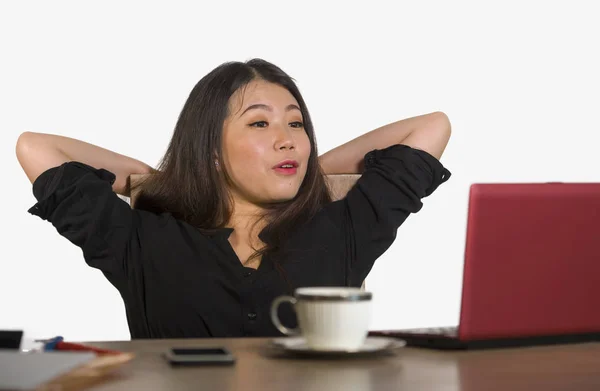 Молодая Красивая Счастливая Азиатская Корейская Деловая Женщина Работающая Расслабленно Компьютером — стоковое фото
