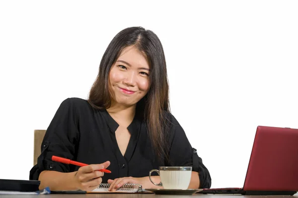 若い美しい 幸せな成功したアジア中国オフィスのコンピューターのデスク自信を持ってポーズ ビジネス起業家の成功とライフ スタイルのコンセプトで企業を笑顔でリラックスして作業実業家 — ストック写真