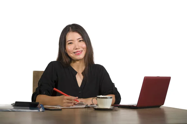 若い美しい 幸せな成功したアジア中国ビジネス女性が働いてリラックス オフィス コンピューター デスク自信は笑顔でポーズをとって起業家成功ライフ スタイル コンセプトで企業 — ストック写真