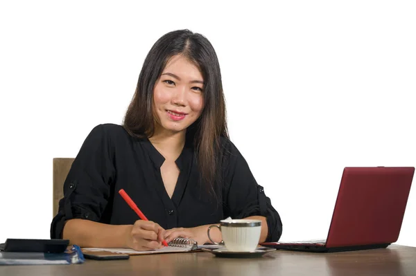 美しく 幸せな成功したアジア韓実業家作業机コンピューター企業ビジネス成功と起業家の女性のライフ スタイル ポーズをとって自信を持って笑顔でリラックス — ストック写真