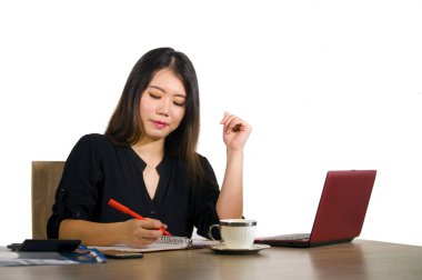 Genç güzel portresi Kurumsal Şirket ve ofis bilgisayar masa başında çalışan meşgul Asya Çin iş kadın başarı kavramı ve girişimci kadın işinde konsantre