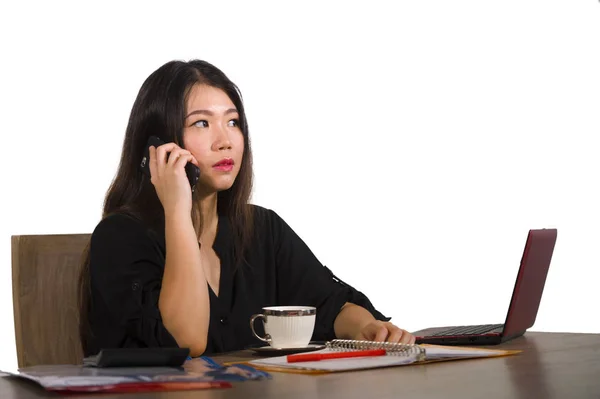Корпоративный Портрет Молодой Красивой Занятой Азиатской Китайской Предпринимательницы Работающей Офисным — стоковое фото