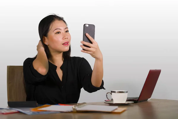 Молодий Красивою Щасливою Азіатських Китайської Ділової Жінки Беручи Фото Selfie — стокове фото