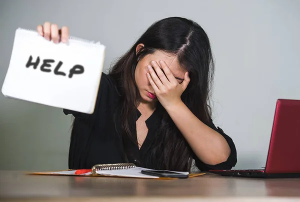 Ung Stressad Och Deprimerad Affärskvinna Arbetande Överväldigad Och Utmattad Som — Stockfoto