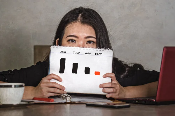 Preocupado Frustrado Asiático Chinês Mulher Negócios Sofrendo Depressão Segurando Gráfico — Fotografia de Stock