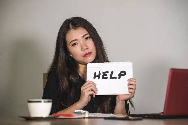 年轻的压力和沮丧的亚洲韩国女实业家工作不堪重负和疲惫作为企业业务员工要求帮助绝望和沮丧的工作问题 — 图库照片