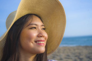 yakın genç güzel yaşam tarzı portresi ve mutlu Asya Kore yaz şapka gülümseyen içinde turist kadına neşeli yaz zevk denize bakarak tropik ada plaj tatil seyahat