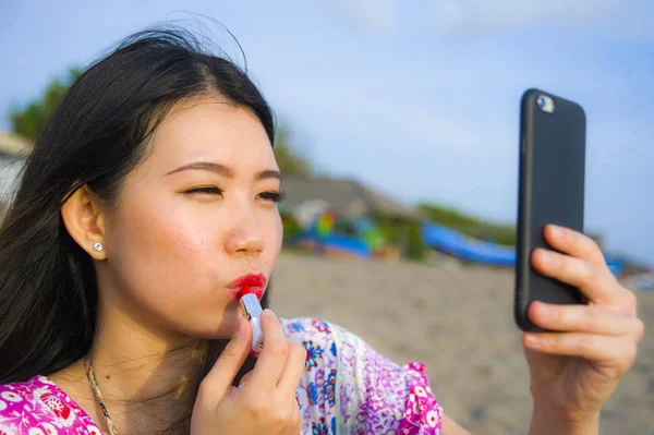 Joven Feliz Hermosa Mujer China Asiática Retocando Maquillaje Aplicando Lápiz — Foto de Stock