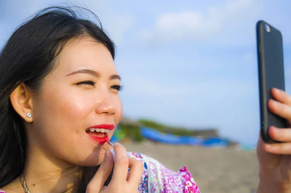 Jovem Feliz Bonita Mulher Chinesa Asiática Retocando Sua Maquiagem Aplicando — Fotografia de Stock