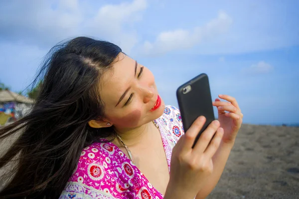 Jovem Feliz Bonita Mulher Chinesa Asiática Tirar Foto Selfie Com — Fotografia de Stock