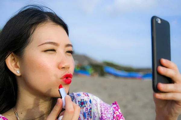 Jovem Feliz Bonita Mulher Asiática Coreana Retocando Sua Maquiagem Aplicando — Fotografia de Stock