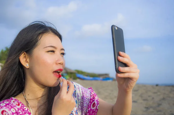 Joven Feliz Hermosa Mujer China Asiática Retocando Maquillaje Aplicando Lápiz — Foto de Stock