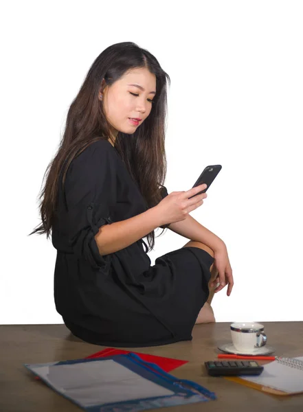 Företaget corporate isolerad porträtt av unga vackra och framgångsrika asiatiska kinesiska affärskvinna med mobiltelefon som arbetar på kontor dator skrivbord — Stockfoto