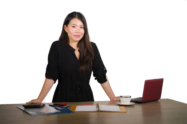 会社企業分離若い美しく、成功したアジア中国実業家と確信してオフィスのコンピューターのデスクで働く陽気な笑みを浮かべてポーズの肖像画 — ストック写真