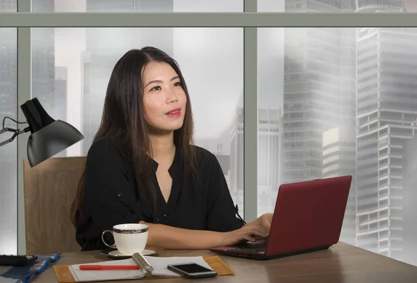 Ung Glad Och Vackra Asiatiska Kinesiska Företagare Kvinna Som Arbetar — Stockfoto