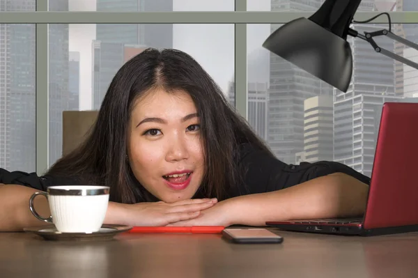 Jovem Feliz Bonito Asiático Chinês Empresário Mulher Trabalhando Escritório Moderno — Fotografia de Stock