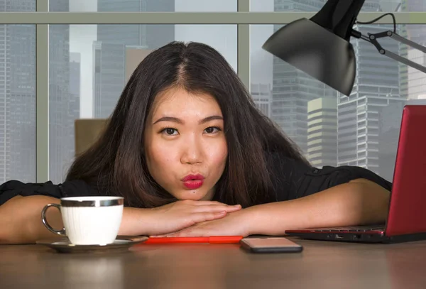 Молодая Счастливая Красивая Азиатская Китайская Предпринимательница Работающая Современным Офисным Компьютером — стоковое фото