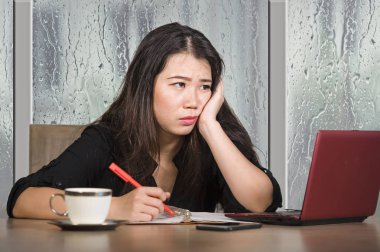 yorgun ve sinirli ofis bilgisayar masası ile yağmur depresyon ve anksiyete sorunu penceresinde çalışan genç güzel üzgün ve depresyonda Asya Kore işkadını