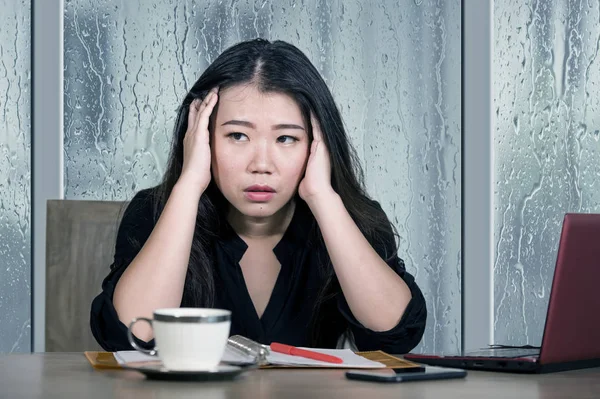 Jovem Bonita Triste Deprimida Asiático Coreano Mulher Negócios Trabalhando Exausto — Fotografia de Stock