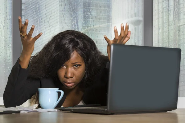 Молодая Измученная Подавленная Чернокожая Афро Американская Бизнесвумен Работающая Расстроенная Грустная — стоковое фото