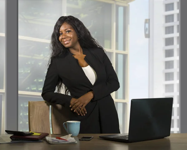 Empresa Moderna Corporativa Retrato Negócios Jovem Feliz Atraente Negra Mulher — Fotografia de Stock