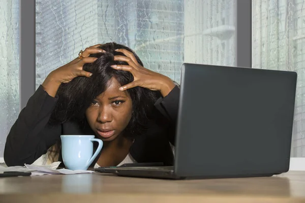 Jovem Exausto Deprimido Preto Afro Americano Empresária Trabalhando Chateado Triste — Fotografia de Stock