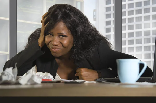 Joven Mujer Negocios Afroamericana Negra Agotada Deprimida Que Trabaja Molesta —  Fotos de Stock