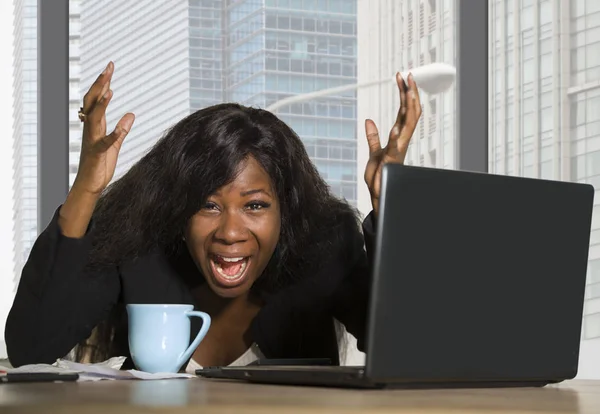 ウィンドウ中央の金融地区不機嫌 不満によってオフィスのコンピューターのデスクで動揺し 悲しいを働く若い疲れと意気消沈した黒いアフリカ系アメリカ人ビジネス女性 — ストック写真