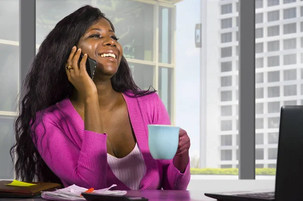 Retrato Corporativo Empresa Moderna Joven Mujer Negocios Afroamericana Feliz Atractiva —  Fotos de Stock