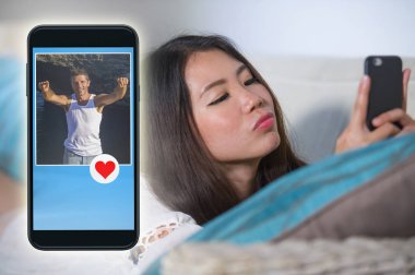 aşk ve romantizm arama yakışıklı beyaz adam gibi mesaj gönderme cep telefonunda internet online dating uygulaması kullanarak genç güzel ve mutlu Asyalı Çinli kadın