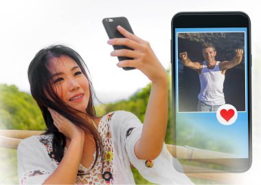 aşk ve romantizm arama yakışıklı beyaz adam gibi mesaj gönderme cep telefonunda internet online dating uygulaması kullanarak genç güzel ve mutlu Asyalı Çinli kız