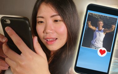 aşk ve romantizm arama yakışıklı beyaz adam gibi mesaj gönderme cep telefonunda internet online dating uygulaması kullanarak genç güzel ve mutlu Asyalı Çinli kadın