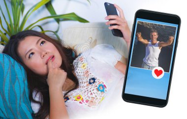 aşk ve romantizm arama yakışıklı beyaz adam gibi mesaj gönderme cep telefonunda internet online dating uygulaması kullanarak genç güzel ve mutlu Asyalı Koreli kadın