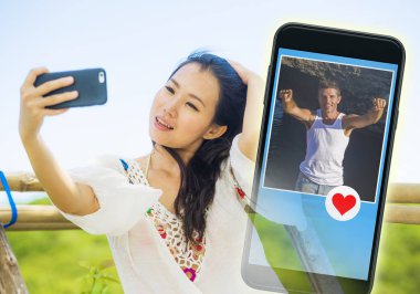 aşk ve romantizm arama yakışıklı beyaz adam gibi mesaj gönderme cep telefonunda internet online dating uygulaması kullanarak genç güzel ve mutlu Asyalı Koreli kadın