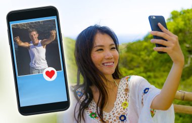 aşk ve romantizm arama yakışıklı beyaz adam gibi mesaj gönderme cep telefonunda internet online dating uygulaması kullanarak genç güzel ve mutlu Asyalı Koreli kadın
