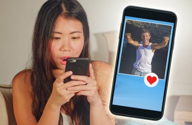 aşk ve romantizm arama yakışıklı beyaz adam gibi mesaj gönderme cep telefonunda internet online dating uygulaması kullanarak genç güzel ve mutlu Asyalı Koreli kız