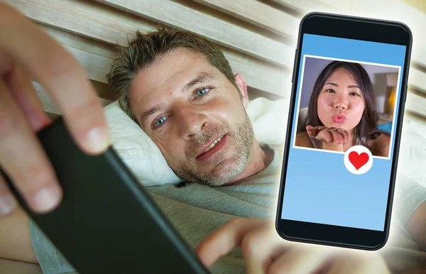 Jovem Bonito Feliz Homem Usando Internet Mídia Social Telefone Móvel — Fotografia de Stock