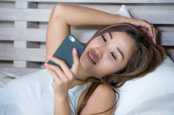 Joven Atractiva Feliz Mujer Asiática Tumbado Relajado Cama Utilizando Internet — Foto de Stock