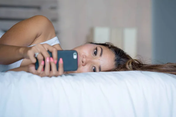 Молодая Привлекательная Счастливая Азиатка Лежит Расслабленной Кровати Помощью Интернет Приложения — стоковое фото