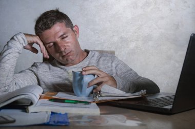 evde stres grunge arka plan üzerinde izole sınavı için eğitim veya sinirli ve yorgun muhasebe evrakları duygu dizüstü bilgisayar ile çalışıyor bitkin ve uykulu delikanlı