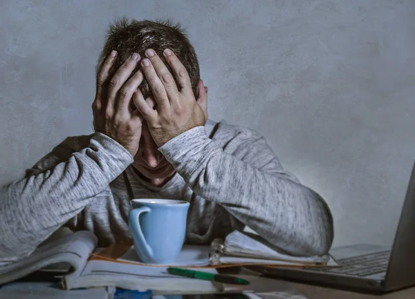 Jeune Homme Inquiet Déprimé Travaillant Tard Dans Nuit Maison Avec — Photo