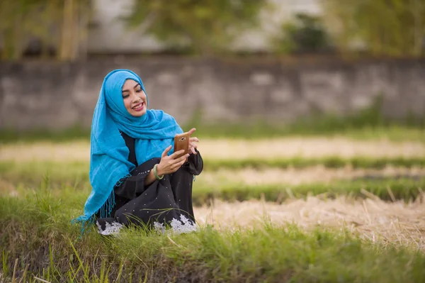 Jovem Mulher Muçulmana Bonita Feliz Vestindo Lenço Cabeça Hijab Islâmico — Fotografia de Stock