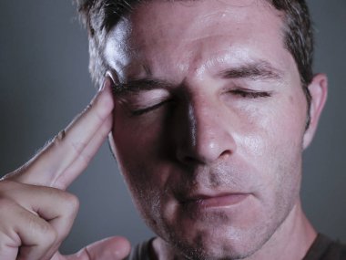 Genç yakışıklı izole portresi ve bunalmış adam baş ağrısı ve migren hasta ve hasta ağrı sinirli ve gergin arıyorum onun tempo dokunmadan duygu acı kapatın