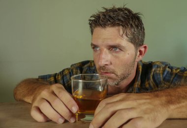 genç çekici israf ve viski cam düşünceli ve üzgün alkol bağımlılığı bağımlılığı ve alkolizm sorunu düşen içmeyi direnerek günaha başarısız bağımlı ve alkoliğim adamla depresif 