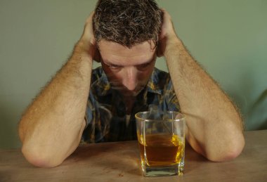 genç çekici israf ve viski cam düşünceli ve üzgün alkol bağımlılığı bağımlılığı ve alkolizm sorunu düşen içmeyi direnerek günaha başarısız bağımlı ve alkoliğim adamla depresif 
