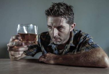 Genç Sarhoş bağımlısı ve alkollü adam viski cam alkolizm kavramı koyu arka plan üzerinde izole onun alkol bağımlılığı ve kötüye sorun arayan harcanmış cazip sarhoş içme
