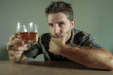 Genç Sarhoş bağımlısı ve alkollü adam viski cam alkolizm kavramı koyu arka plan üzerinde izole onun alkol bağımlılığı ve kötüye sorun arayan harcanmış cazip sarhoş içme