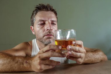 Genç israf ve kirli singlet viski duygu alkolizm sorunu ve alkol bağımlılığı izole arka planda alkollü kavramı üzerinde acı umutsuz bardak içme alkol bağımlısı adam depresif